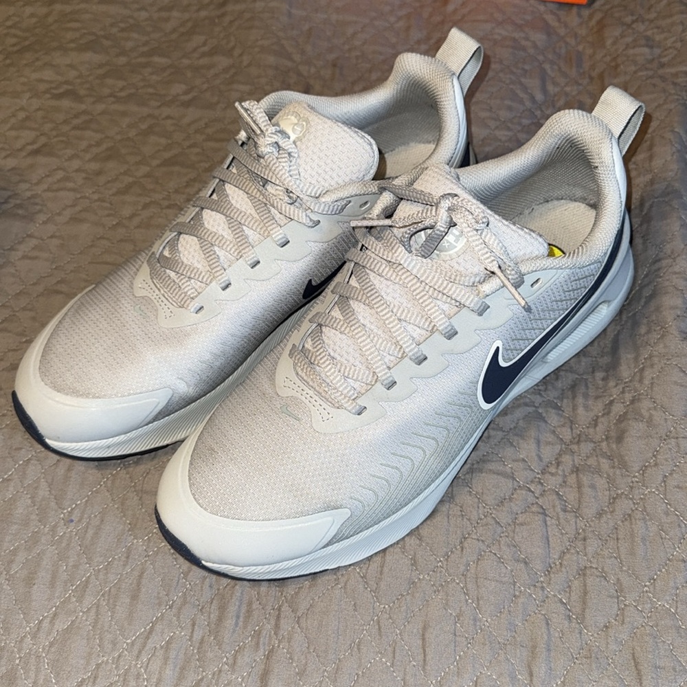 NIKE MEN’S GRAY AND NAVY BLUE AIR MAX NUAXIS RUNNING SHOES - SIZE 11